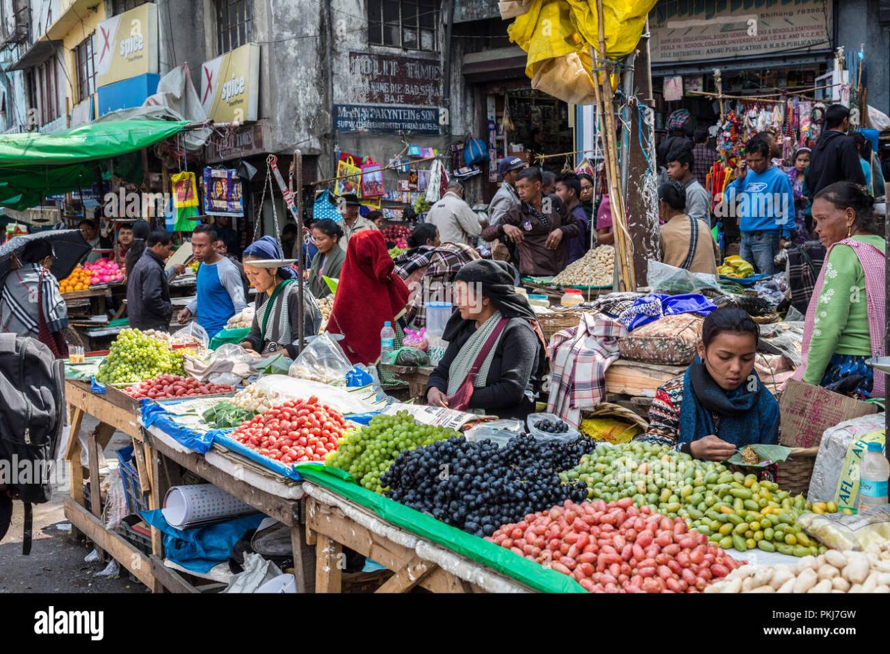 Busy street market selling produce, Shillong, Meghalaya, India Stock ...